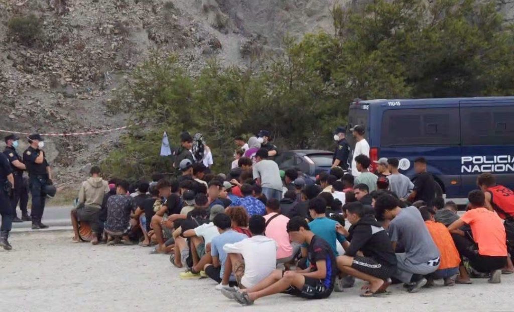 عشرات المغاربة يختارون العودة الطوعية من سبتة إلى المغرب